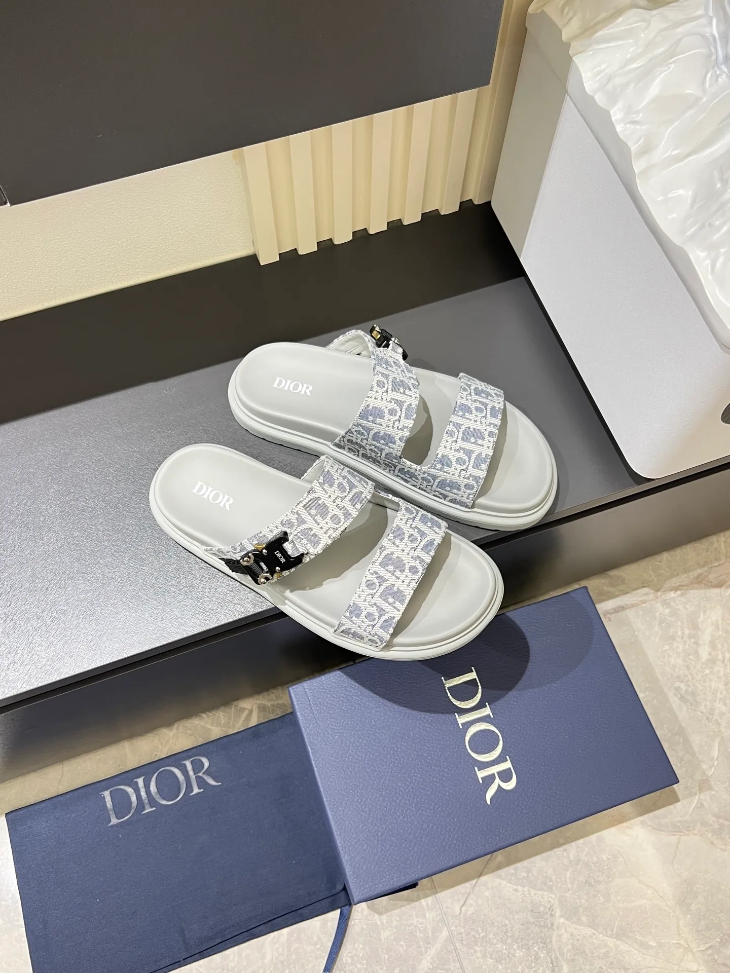 Men's Men's Shoes 💰p320 Dio* Men's Sandals Slippers. Showcasing Dior haute couture design. The Dior gray suede strap is accented with an aluminum Dior buckle for added style. Paired with a comfortable tonal notch sole, they pair easily with shorts or jeans for a sophisticated look. Main body: suede cow leather, technical fabric lining: cow leather, with adjustable straps, aluminum Dior buckle, Dior gray EVA insole, tonal notched rubber outsole splicing structure, size: 38-44 (customized at 45.46)